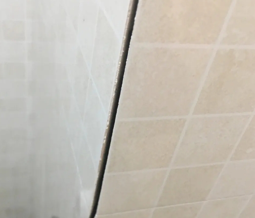 铁力瓷砖空鼓维修公司分享阳台瓷砖脱落的修复过程可以分为以下几个步骤