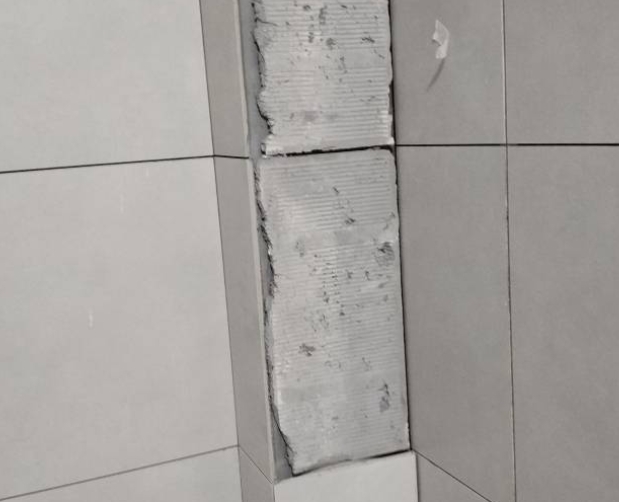 铁力瓷砖空鼓维修公司分享下瓷砖施工前基层浇水润湿程度不足，可能导致以下问题