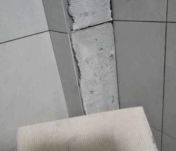 铁力瓷砖空鼓维修公司分享下厨房瓷砖脱落的补救措施。